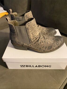 Billabong Leopard Print Chelsea Ankle Boots - size 9